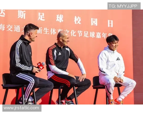 足球明星同框瞬间大揭秘:他们的友谊与荣耀在合影中绽放 足球明星同框瞬间大揭秘:他们的友谊与荣耀在合影中绽放