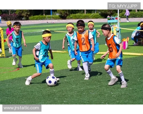 足球明星携手孩子共赴绿茵场展现梦想与激情的精彩瞬间 足球明星携手孩子共赴绿茵场展现梦想与激情的精彩瞬间